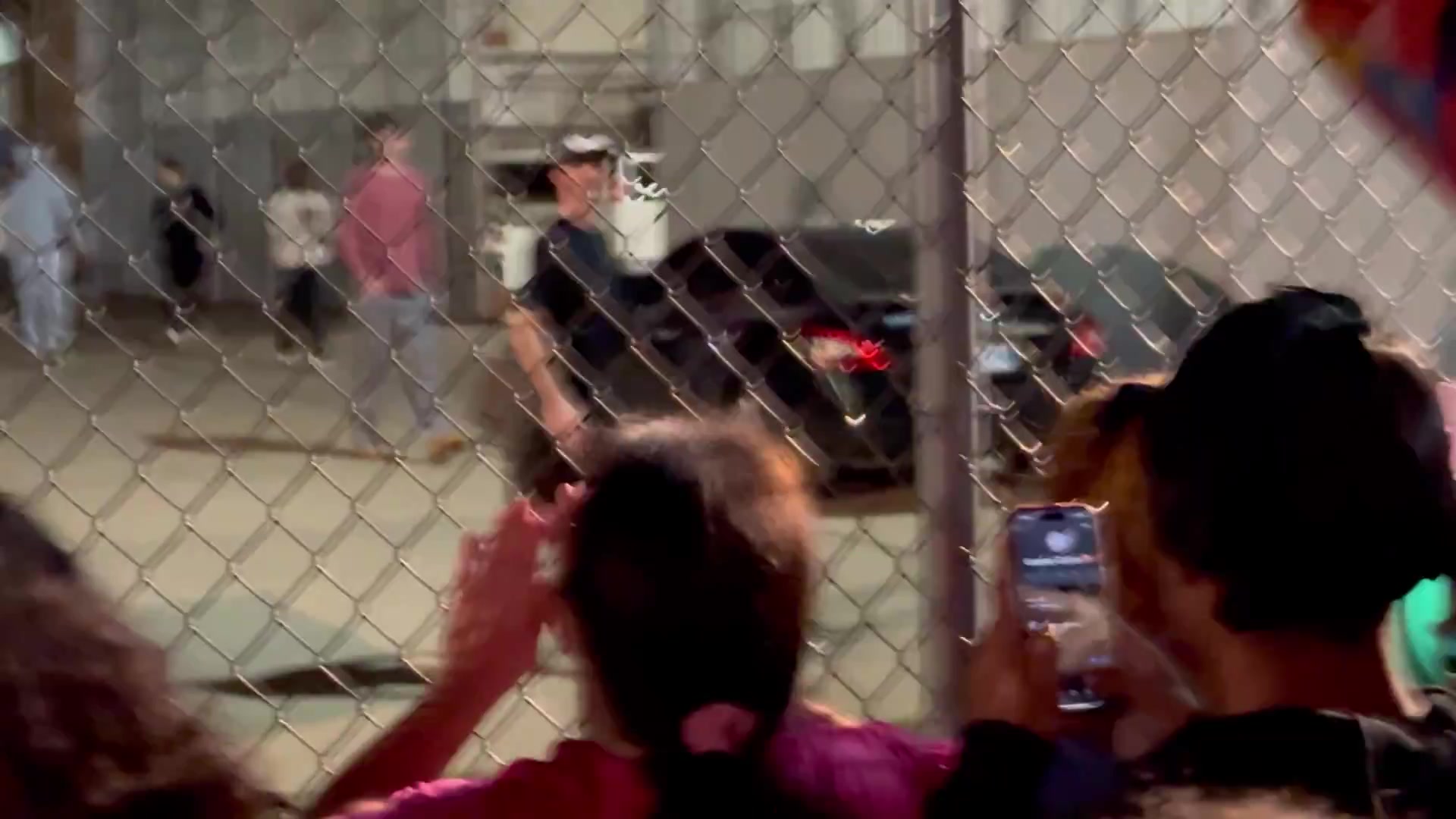 ?最好的你们！雷霆球迷等候队员回家⚡️凌晨3:00才见到！